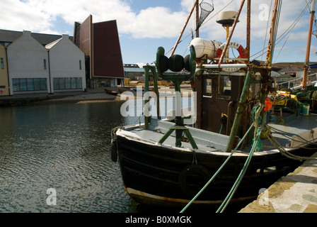 Angelboot/Fischerboot Ankern außerhalb der Shetland Museum und Archiv, Hay es Dock, Lerwick, Shetland Islands, Schottland, UK Stockfoto