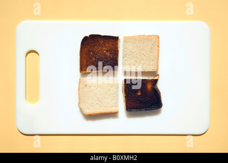 In Scheiben geschnittene verbranntem Toast und Toast auf Frühstücksteller, erhöhten Blick Stockfoto