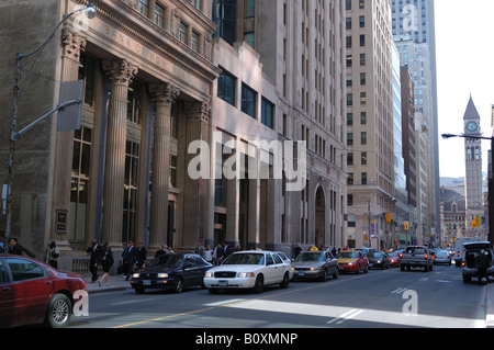 Aussehende NW in Richtung 302 Bay Street, eine Bank von Montreal Altbau im Herzen der belebten Finanzdistrikt Torontos Stockfoto