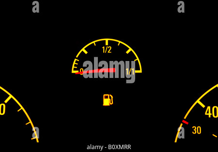 EINE BRITISCHE AUTO-TANKANZEIGE ZEIGT NIEDRIGEN KRAFTSTOFFVERBRAUCH MIT WARNLEUCHTE, UK. Stockfoto