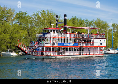 Ein Tour-Schaufelrad-Boot den Fluss hinauf. Stockfoto