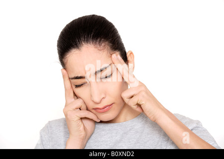 Junge Frau drücken Finger auf Schläfen, Augen geschlossen, Porträt Stockfoto