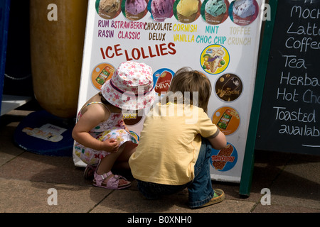 Kleinkinder eine Sandwichplatte Eis auswählen Stockfoto