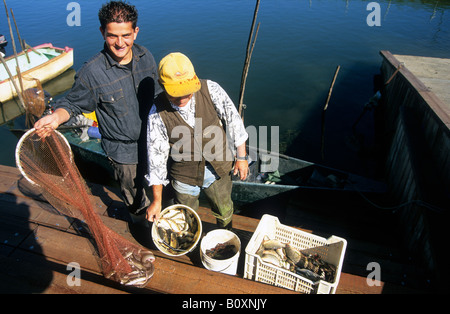 Italien Umbrien Lago Trasimeno Fischer mit ihrem Fang zurückkehren Stockfoto