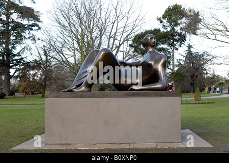 Henry Moore Metall Bronze-Skulptur einer liegenden Figur einer weiblichen Frau, namens Winkel, abgeschlossen im Jahr 1979. Stockfoto