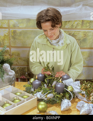 Frau Dekoration Adventskranz Stockfoto