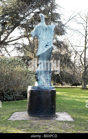 Henry Moore Metall Bronze-Skulptur namens Messerschneide basierend auf einer Abbildung eines Knochens mit einem Kopf drauf 1976 abgeschlossen. Stockfoto