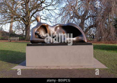 Henry Moore Metall Bronze-Skulptur einer liegenden Figur der Mutter, Frau weiblich & Kind, Baby, abgeschlossen im Jahr 1983. Stockfoto