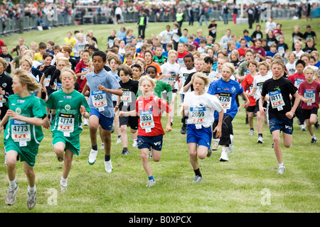 12 Jahre alten Jungen ein Rennen Stockfoto