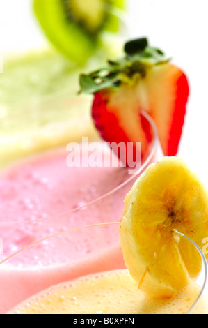 Verschiedene Früchte und Beeren-Smoothies hautnah Stockfoto