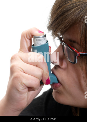 Teenager mit einem Ventolin-Inhalator Stockfoto