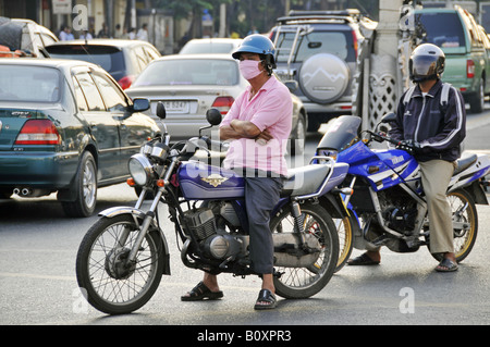 Motorradfahrer mit Maske, Thailand, Bangkok Stockfoto