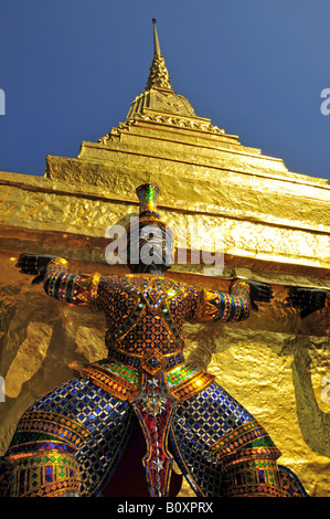 Chedi Phra Sri Rattana getragen von Affen und Dämonen, Wat Phra Kaeo, Thailand, Bangkok Stockfoto