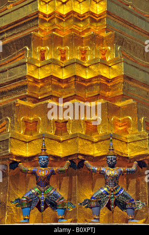 goldene Chedi vor dem Pantheon, Wat Phra Kaeo, Grand Palace, Thailand, Bangkok Stockfoto