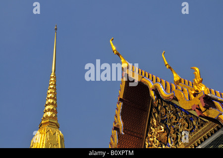 goldene Chedi vor Prasat Phra Thep Bidon (königliches Pantheon), Wat Phra Kaeo, Grand Palace, Thailand, Bangkok Stockfoto