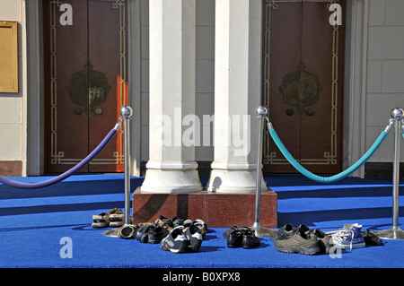Schuhe vor Jumeirah Moschee, Vereinigte Arabische Emirate, Dubai Stockfoto