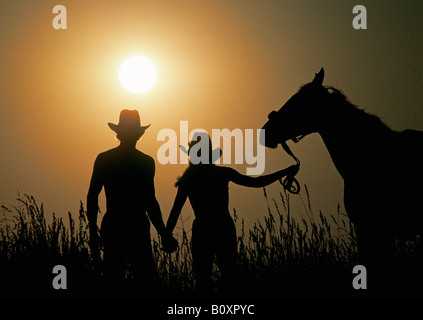 Zwei Fahrer bei Sonnenuntergang auf einer Dude Ranch in der Nähe von San Jose Kalifornien Stockfoto