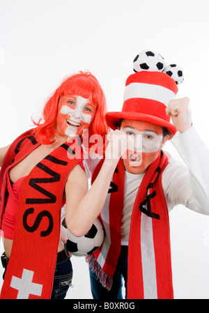 Österreichischen und schweizerischen Fußball-Fans, EURO 2008. Ein Mann und eine Frau mit geballten Fäusten jubeln Stockfoto
