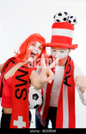 Österreichischen und schweizerischen Fußball-Fans, EURO 2008. Ein Mann und eine Frau, die sicher der Sieg jubeln Stockfoto
