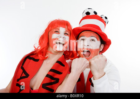 Österreichischen und schweizerischen Fußball-Fans, EURO 2008. Ein Mann und eine Frau mit geballten Fäusten jubeln Stockfoto