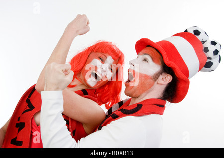 Österreichischen und schweizerischen Fußball-Fans, EURO 2008. Ein Mann und eine Frau mit geballten Fäusten jubeln Stockfoto