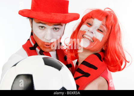 Österreichischen und schweizerischen Fußball-Fans, EURO 2008. Ein Mann und eine Frau mit Fußball Stockfoto