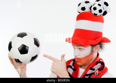 Österreichische Fußball-Fan mit lustigen Hut zaubern den ball Stockfoto