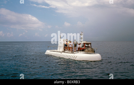 Passagiere an Bord die Miniatur Sub Atlantis immer bereit für einen Tauchgang Stockfoto