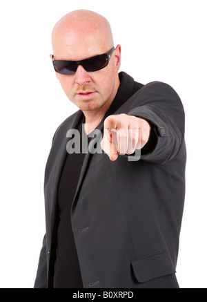 Glatze Mann mit Sonnenbrille, zeigte mit dem Zeigefinger auf die Kamera unter der Leitung Stockfoto