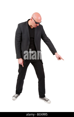 Glatze Mann mit Sonnenbrille zeigt mit seinem Zeigefinger auf den Boden geleitet Stockfoto