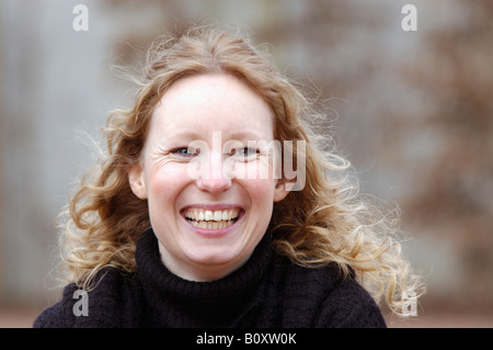 Fair - behaarte Frauen lachen in die Kamera Stockfoto