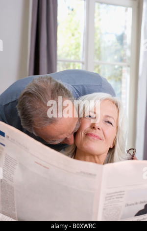 Ältere Mann küssen senior Frau, Porträt Stockfoto