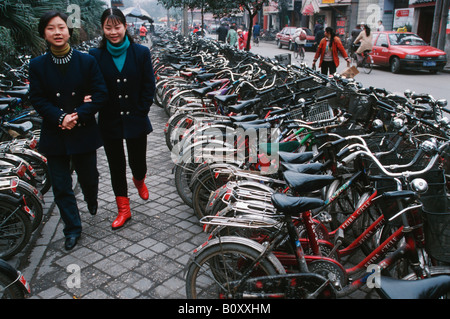 geparkte Fahrräder, China, Sichuan, Chengdu Stockfoto