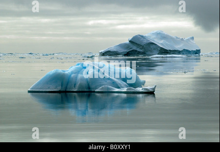 Zwei antarktische Eisberge im südlichen Ozean auf einem fast flachen Meer, Antarktis, Südlicher Ozean Stockfoto