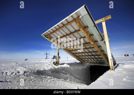 Öffnung für Fahrzeuge in antarktischen Forschungsstation, Antarktis Stockfoto