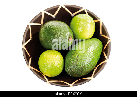 Avocado und Limetten in Schüssel Stockfoto