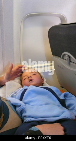 Schlafendes Baby in einem Flugzeug auf dem Schoß seiner Mutter, Spanien, Palma Stockfoto