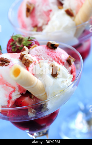 Erdbeer Eisbecher mit frischen Erdbeeren und Walnüssen Stockfoto