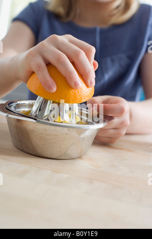 Zubereitung von frisch gepressten Orangensaft Stockfoto