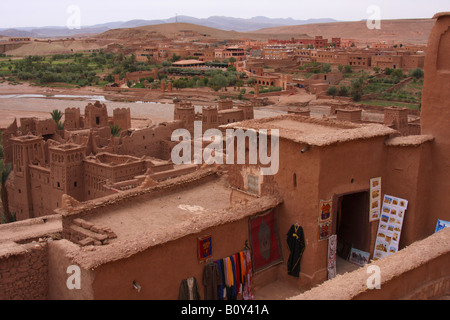 Blick vom Hügel blickte auf alten befestigtes Dorf und Fluss zu modernen Dorf AIT Benhaddou Marokko Stockfoto