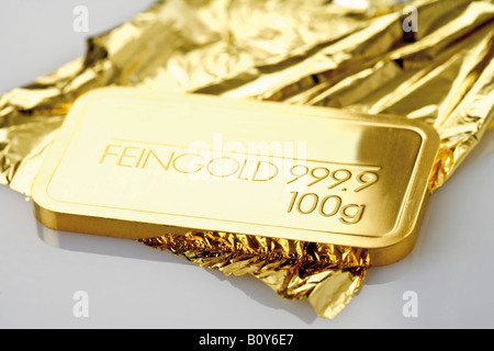 Goldbarren und Blattgold Stockfoto