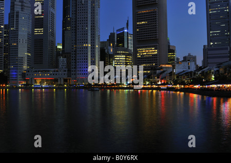 Boat Quay von Singapore River bei Nacht Stockfoto