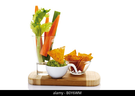Guacamole mit Gemüsesticks und Tortillachips Stockfoto