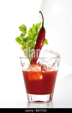 Bloody Mary, garniert mit Chili Pod und Sellerie Stockfoto