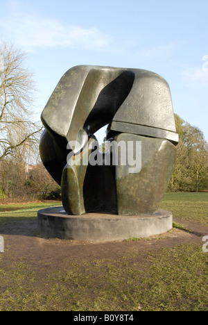 Henry Moore frühen Metall Bronze-Skulptur namens sperren Stück eines Kindes ineinandergreifenden Puzzle, abgeschlossen im Jahre 1964 darstellen soll. Stockfoto