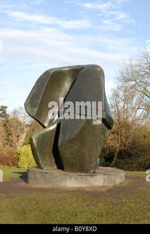 Henry Moore frühen Metall Bronze-Skulptur namens sperren Stück eines Kindes ineinandergreifenden Puzzle, abgeschlossen im Jahre 1964 darstellen soll. Stockfoto