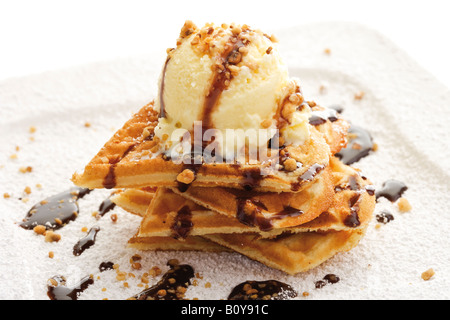 Herzförmige Waffeln mit Vanilleeis und Krokant, Nahaufnahme Stockfoto