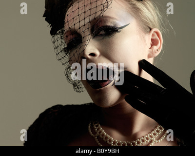 Burlesque Stil Frau mit schwarzen Hut mit Netz Schleier und Handschuhen Stockfoto