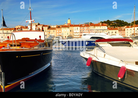Luxus-Boote angedockt in St. Tropez an der französischen Riviera Stockfoto