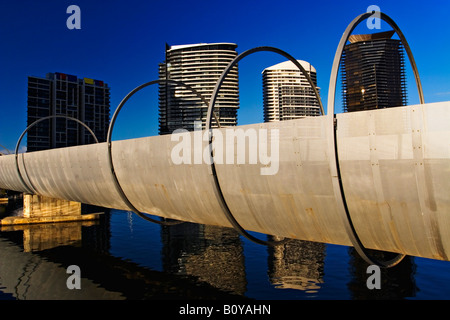 Melbourne Docklands/' Webb Brücke' ist eine moderne Fußgängerbrücke in 'Melbourne Docklands" Australien. Stockfoto